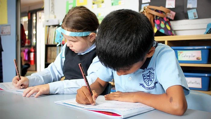 Học sinh lớp 9 ở Australia có trình độ viết ngang lớp 3